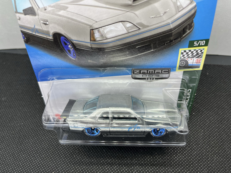 Hot Wheels Matt E Debbie Hay's 1988 Pro Street Thunderbird, Scala 1:64, Modello Pressofuso Bianco, Serie Retro Racers 5/10, Collezione 56/250